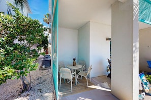 Outdoor dining - Cozy coastal condo with shared pool/hot tub, and beach access-dog friendly (Panama City Beach)