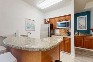 Fridge, microwave, stovetop, dishwasher - Cozy coastal condo with shared pool/hot tub, and beach access-dog friendly (Panama City Beach)