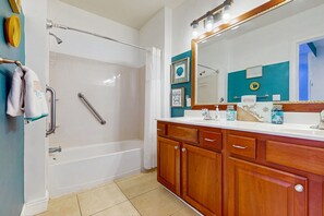 Shower, towels - Cozy coastal condo with shared pool/hot tub, and beach access-dog friendly (Panama City Beach)