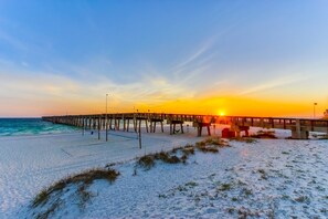 On the beach - 12th-floor oceanfront home, pool, hot tub, on-site cafe, & free beach service (Panama City Beach)