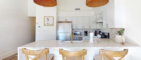 Frigorifero, microonde, forno, piano cottura