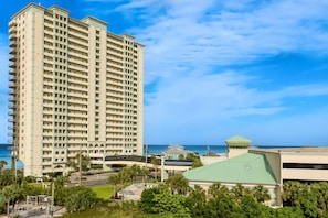 Ein hohes Hotel mit zahlreichen Balkonen, ein Gebäude mit Gründach und Meerblick.