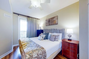 3 bedrooms, iron/ironing board, WiFi, bed sheets - Lovely coastal condo with water views, pool, hot tub, private balcony & W/D (Panama City Beach)