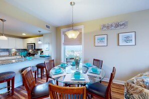 Dining - Lovely coastal condo with water views, pool, hot tub, private balcony & W/D (Panama City Beach)