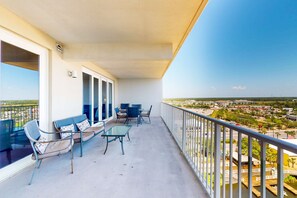 Terrace/patio - Waterfront condo with access to pools, hot tub, & putting green - balcony and AC (Panama City Beach)