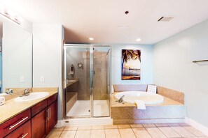 Shower, hair dryer, towels - Waterfront condo with access to pools, hot tub, & putting green - balcony and AC (Panama City Beach)