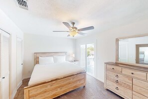 3 bedrooms, iron/ironing board, WiFi, bed sheets - Two-story waterfront retreat with a furnished deck, washer/dryer, & AC (Panama City)