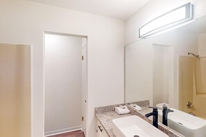 Shower, hair dryer, towels - Two-story waterfront retreat with a furnished deck, washer/dryer, & AC (Panama City)