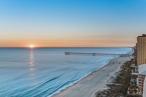 On the beach - Renovated oceanfront condo with pools, hot tub & AC (Panama City Beach)