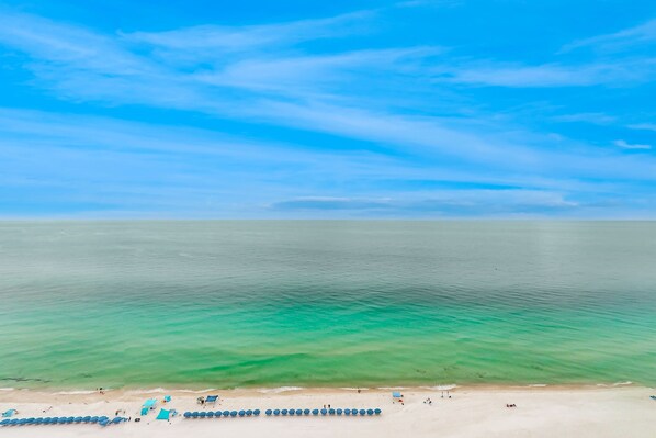 On the beach - Gulf-front 20th-floor condo with large private balcony, pool, hot tub & gym (Panama City Beach)