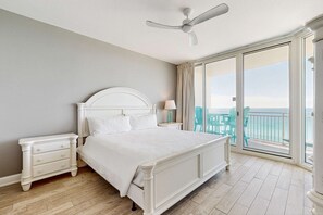 1 bedroom, iron/ironing board, WiFi, bed sheets - Stylish oceanfront condo including shared pool and beach access (Panama City Beach)