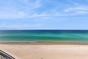 On the beach - Stylish oceanfront condo including shared pool and beach access (Panama City Beach)