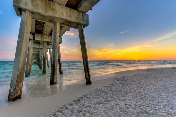 On the beach - All-suite condo with Gulf views, beach access, balcony, pool, spa, gym, & AC (Panama City Beach)