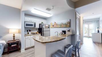 Fridge, microwave, stovetop, dishwasher