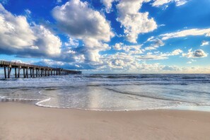 Beach nearby - Stylish condo with lake views, bike rentals, & pools - walk to the beach (Panama City Beach)