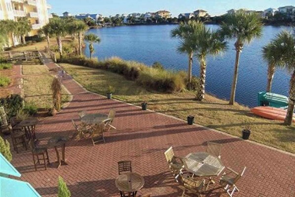 Un'area patio con posti a sedere all'aperto e vista su un lago.