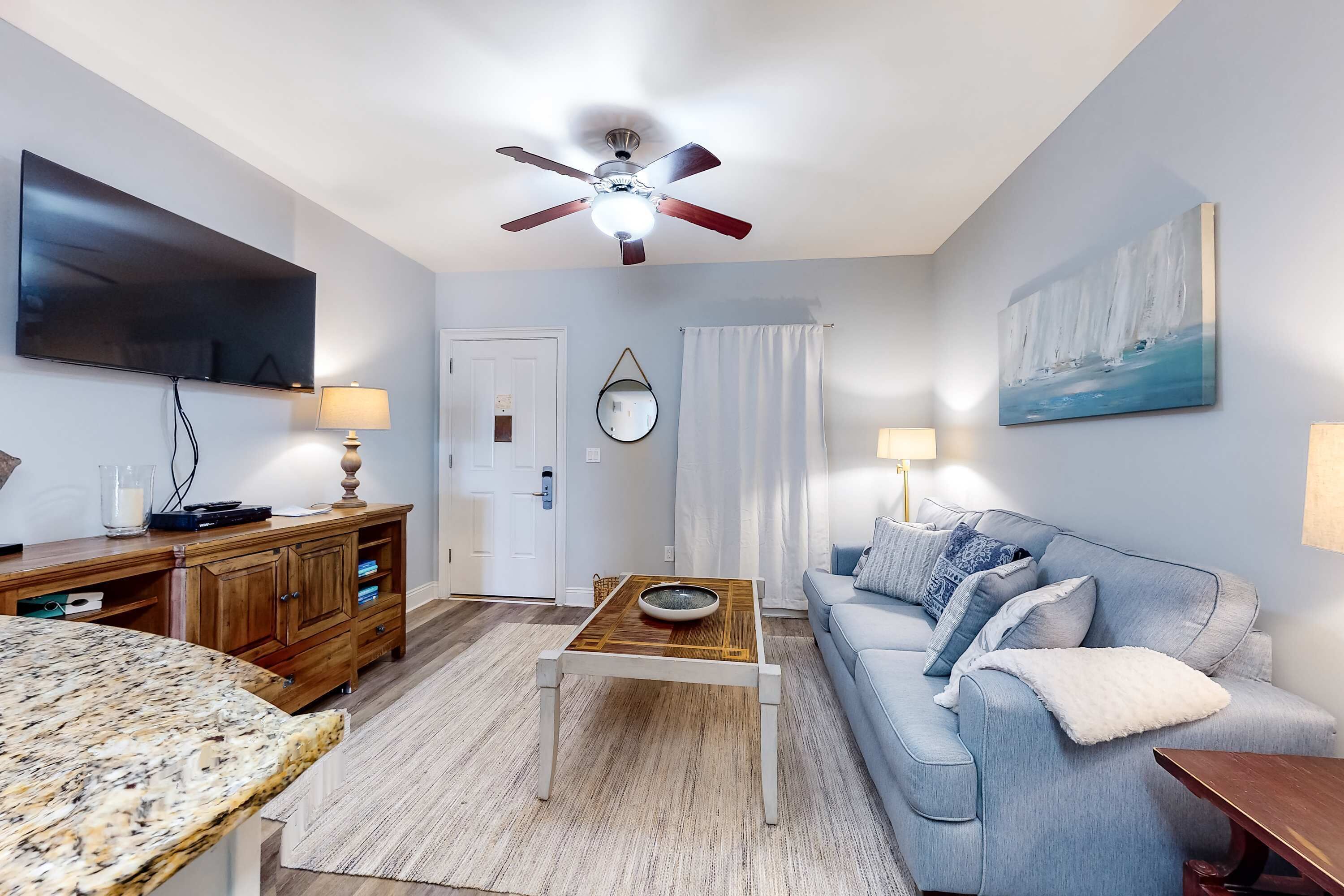 Stylish Condo With Lake Views, Bike Rentals, & Pools - Walk To The Beach - Laguna Beach