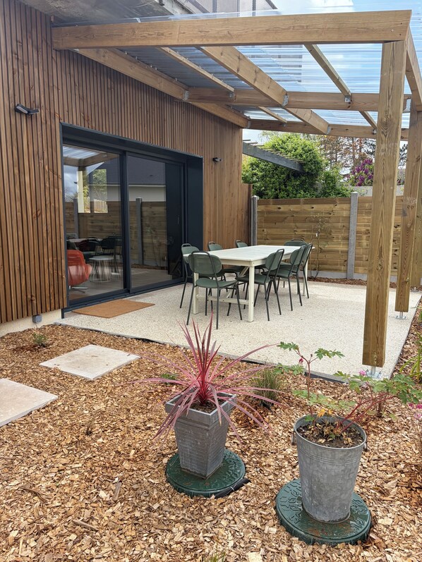 Outdoor dining - The "Mesa Normande": between City and Beach with private garden! (Vaux-sur-Seulles)