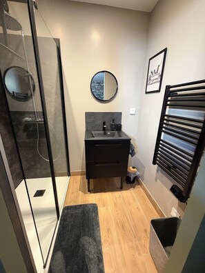 Shower, hair dryer, towels, toilet paper - The "Mesa Normande": between City and Beach with private garden! (Vaux-sur-Seulles)