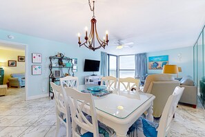 Interior - 3rd Floor condo, 2 beach chairs included, Close to dining (Miramar Beach)