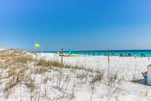 On the beach - 3rd Floor condo, 2 beach chairs included, Close to dining (Miramar Beach)