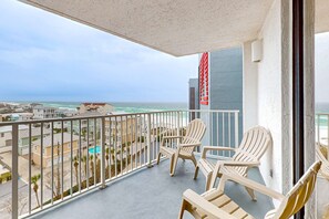 Property grounds - 7th-floor condo near the  beach with partial view, fast WiFi, pool/hot tub & gym (Miramar Beach)