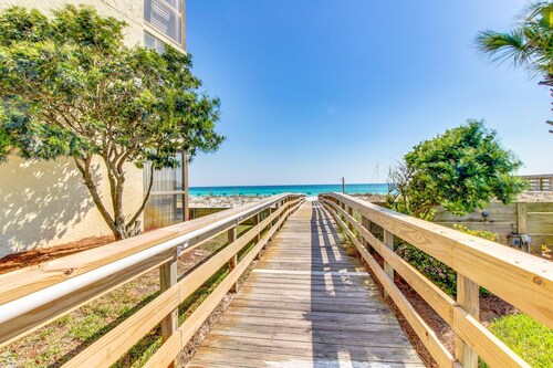 7th-floor condo near the  beach with partial view, fast WiFi, pool/hot tub & gym