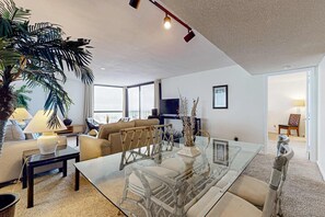 TV, offices - 7th-floor condo near the  beach with partial view, fast WiFi, pool/hot tub & gym (Miramar Beach)