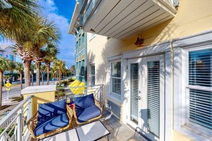 Property grounds - Lovely condo on the Gulf of Mexico with private balcony, shared pool & tennis (Santa Rosa Beach)