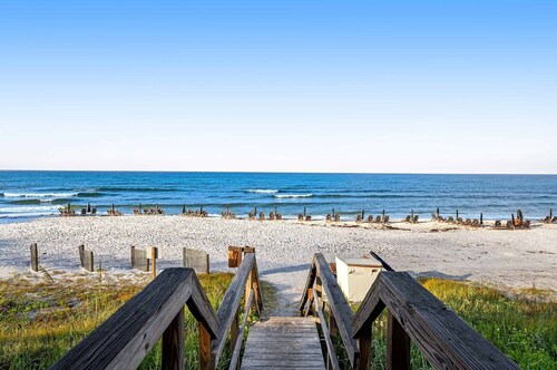 Lovely condo on the Gulf of Mexico with private balcony, shared pool & tennis