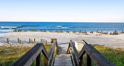 Lovely condo on the Gulf of Mexico with private balcony, shared pool & tennis