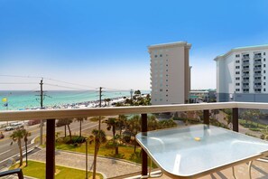 Property grounds - Gorgeous gulf-side home w/free WiFi/gulf view/shared pool & hot tub/central AC (Miramar Beach)