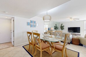 Dining - Beachfront condo with Gulf-view balcony & on-site pool/hot tub/tennis (Miramar Beach)