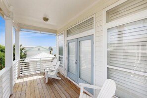 Terrace/patio - Three-story beach home with private pool, beach access, & bikes - golf nearby (Santa Rosa Beach)