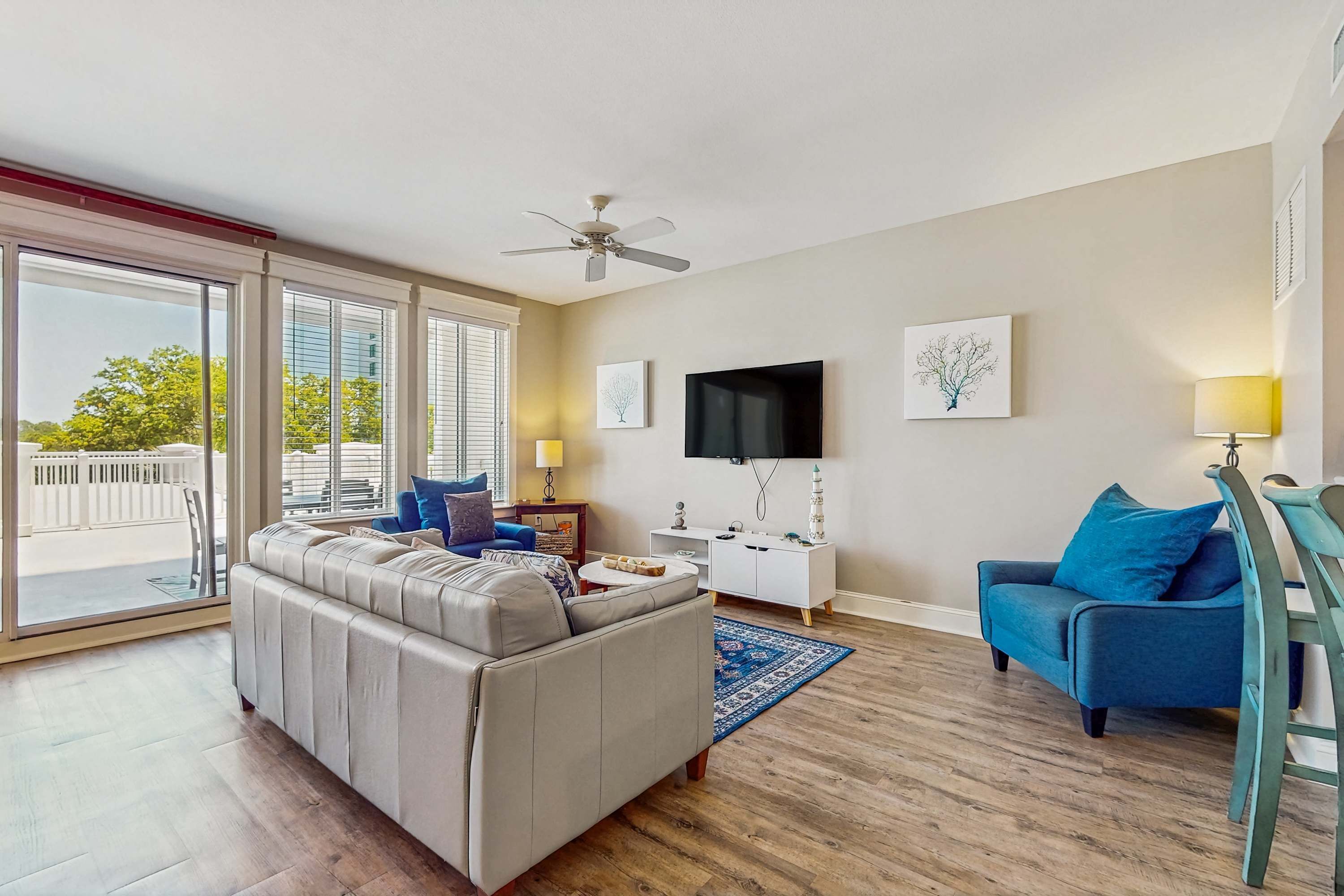 Televisión, reproductor de DVD y oficina 