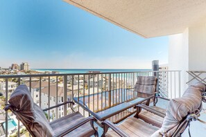 Property grounds - 8th Floor Comfortable gulf view Condo, beach setup included, Near dining (Miramar Beach)