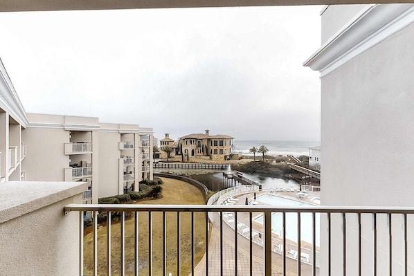 Property grounds - Gulf view condo in a beachfront complex w/ shared pool & hot tub (Santa Rosa Beach)