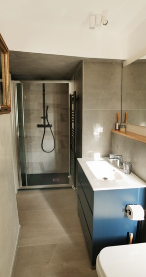 Shower, eco-friendly toiletries, hair dryer, bidet - The House on the Tree - bright one-bedroom apartment a stone's throw from S.Lorenzo (Genova)