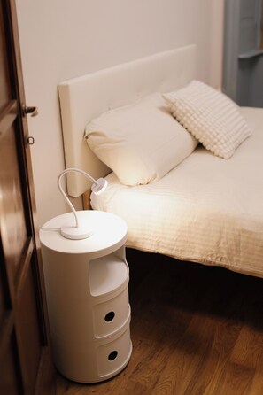 1 bedroom, free WiFi, bed sheets - The House on the Tree - bright one-bedroom apartment a stone's throw from S.Lorenzo (Genova)