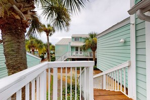 Property grounds - Beach Condo with Free WiFi, Washer/Dryer, Beach Service Now Included (Miramar Beach)