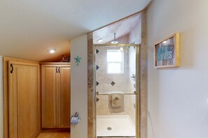 Shower, towels - Beach Condo with Free WiFi, Washer/Dryer, Beach Service Now Included (Miramar Beach)