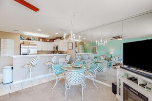 Interior - Free beach service, pet-friendly, pools, hot tub & balcony with Gulf-side calm (Destin)