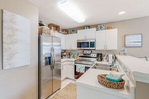Fridge, microwave, oven, stovetop - Free beach service, pet-friendly, pools, hot tub & balcony with Gulf-side calm (Destin)