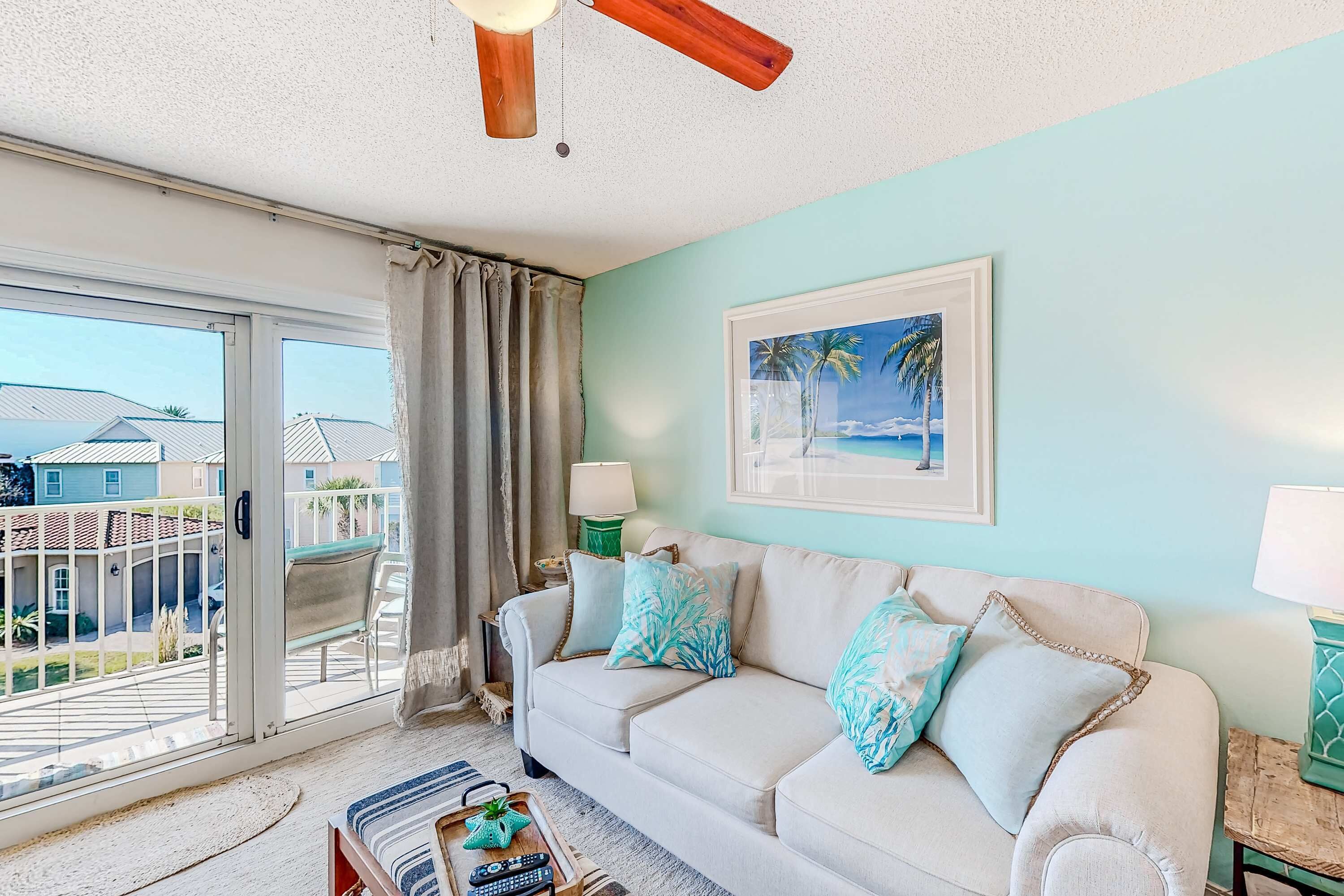 Una televisión, una chimenea, un reproductor de DVD