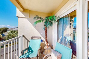 Property grounds - Free beach service, pet-friendly, pools, hot tub & balcony with Gulf-side calm (Destin)
