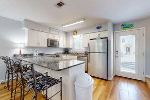 Fridge, microwave, oven, stovetop - Gorgeous townhouse, plenty of space, family-friendly & close to everything (Miramar Beach)