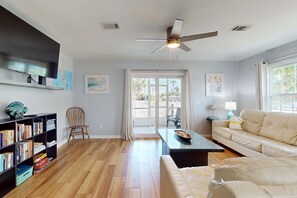 TV, offices - Gorgeous townhouse, plenty of space, family-friendly & close to everything (Miramar Beach)