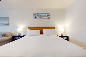Iron/ironing board, WiFi, bed sheets, wheelchair access - Comfortable studio with pool, hot tub, high-speed WiFi & central AC (Miramar Beach)