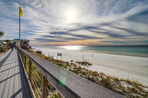 Beach nearby - Comfortable studio with pool, hot tub, high-speed WiFi & central AC (Miramar Beach)