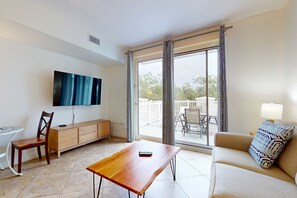 TV - Comfortable studio with pool, hot tub, high-speed WiFi & central AC (Miramar Beach)
